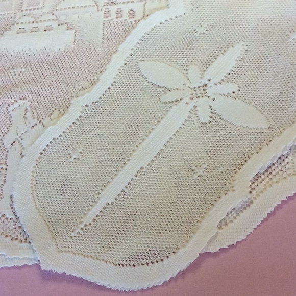 FINAL SALE PRICE Vintage Nativity Cream Mantel Scarf - Picture 2 of 6